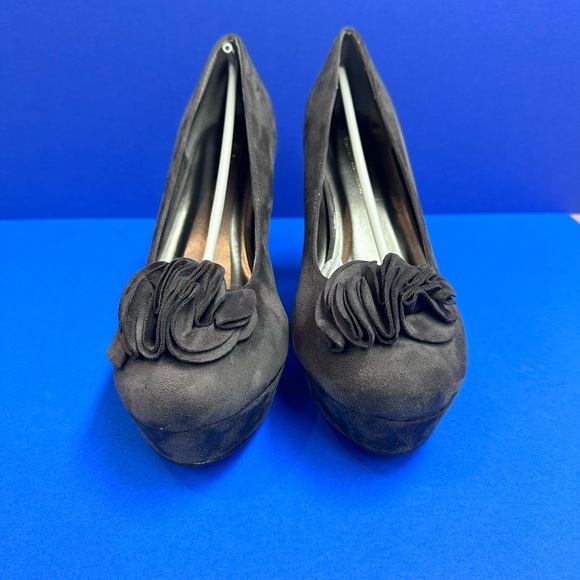 Dark grey suede with rosette detail , nice sturdy heel rare size 13 - Picture 4 of 5
